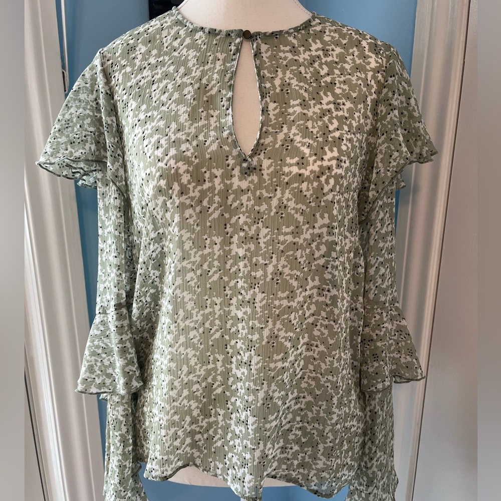 Keyhole Tiered Sleeve Blouse H&M. Size 8